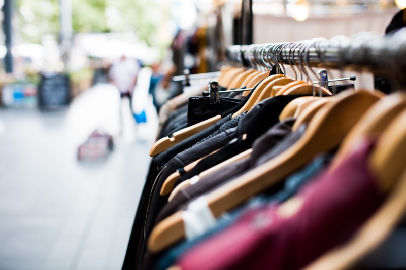 boutique-TRIGANCE-min_blur_close_up_focus_hanger_jacket_market_people_rack-1176303