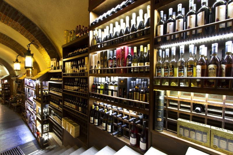boutique-TRIGANCE-min_world_street_travel_shop_canon_georgia_wine_bottles-429767